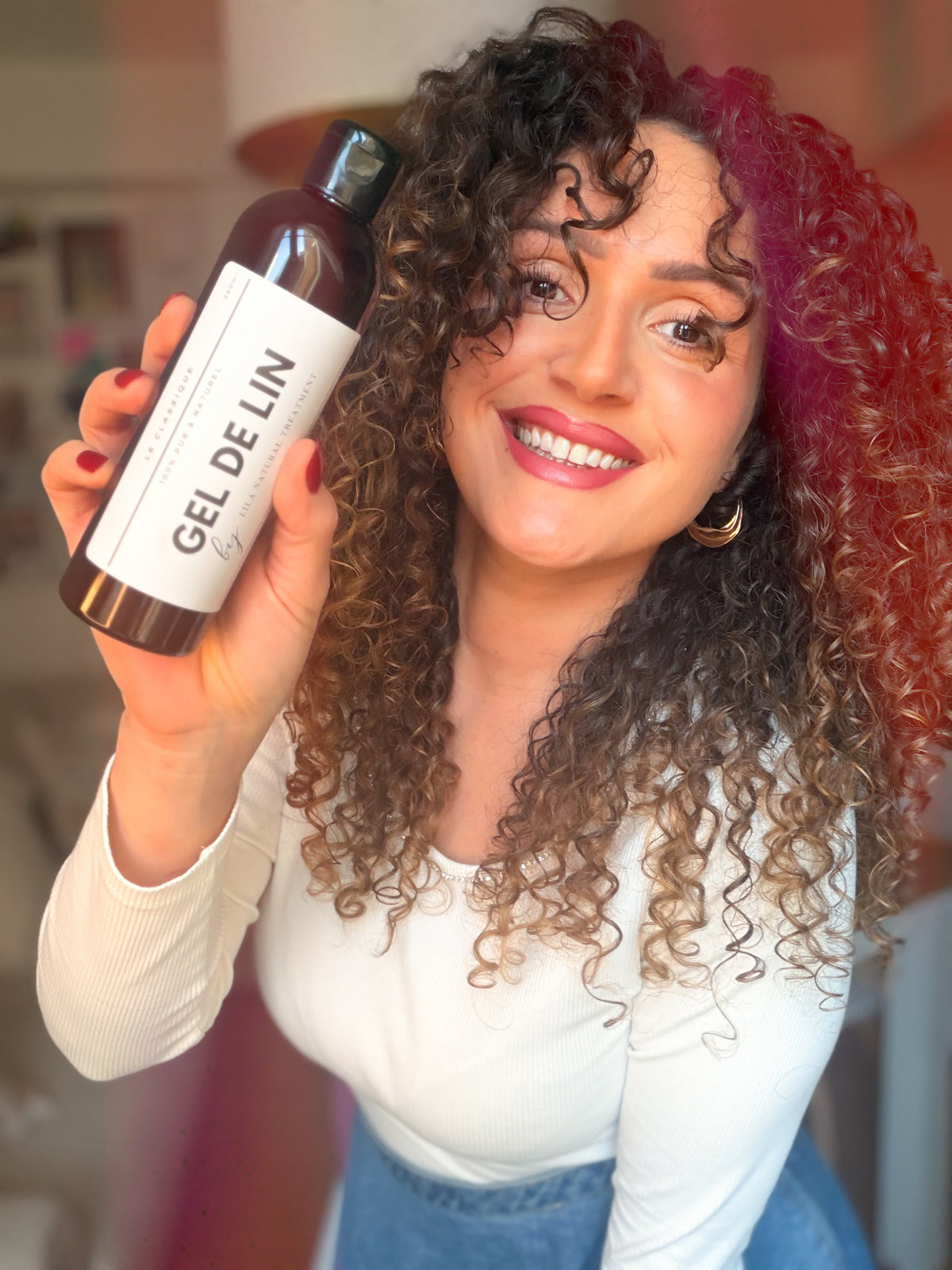 Elodie, créatrice d'Eïla Natural Treatment, avec ses boucles naturelles et son Gel de Lin Pur