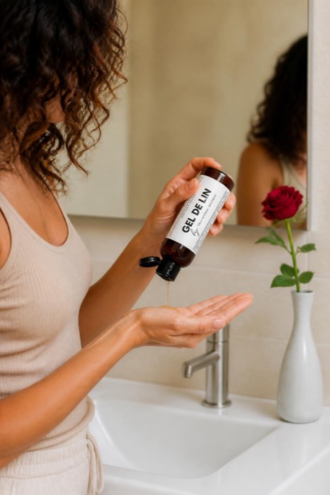 Application du Gel de Lin Pur Eïla dans la paume de la main